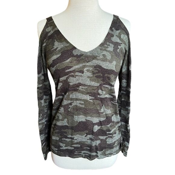 Sanctuary Size XS Camo Camouflage Cold Shoulder Long Sleeve Top V-Neck - Picture 2 of 11